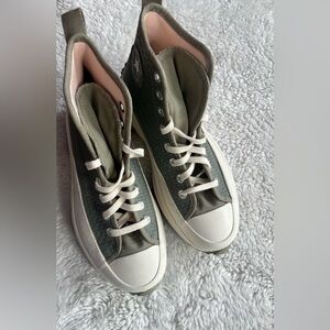 Women’s Platform converse size 8 cute light green and pink inside!